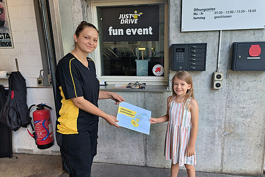 Remise des prix du concours de dessin JUST DRIVE chez Garage Guetg