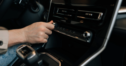 Voici comment rendre la climatisation de ta voiture compatible avec l'été !