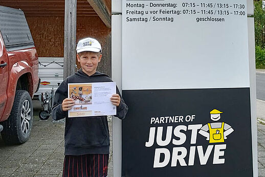 Gewinnübergabe des JUST DRIVE-Malwettbewerbs in der Obermatt Garage