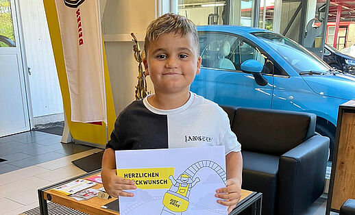 Gewinnübergabe des JUST DRIVE-Malwettbewerbs bei Garage Zehnder